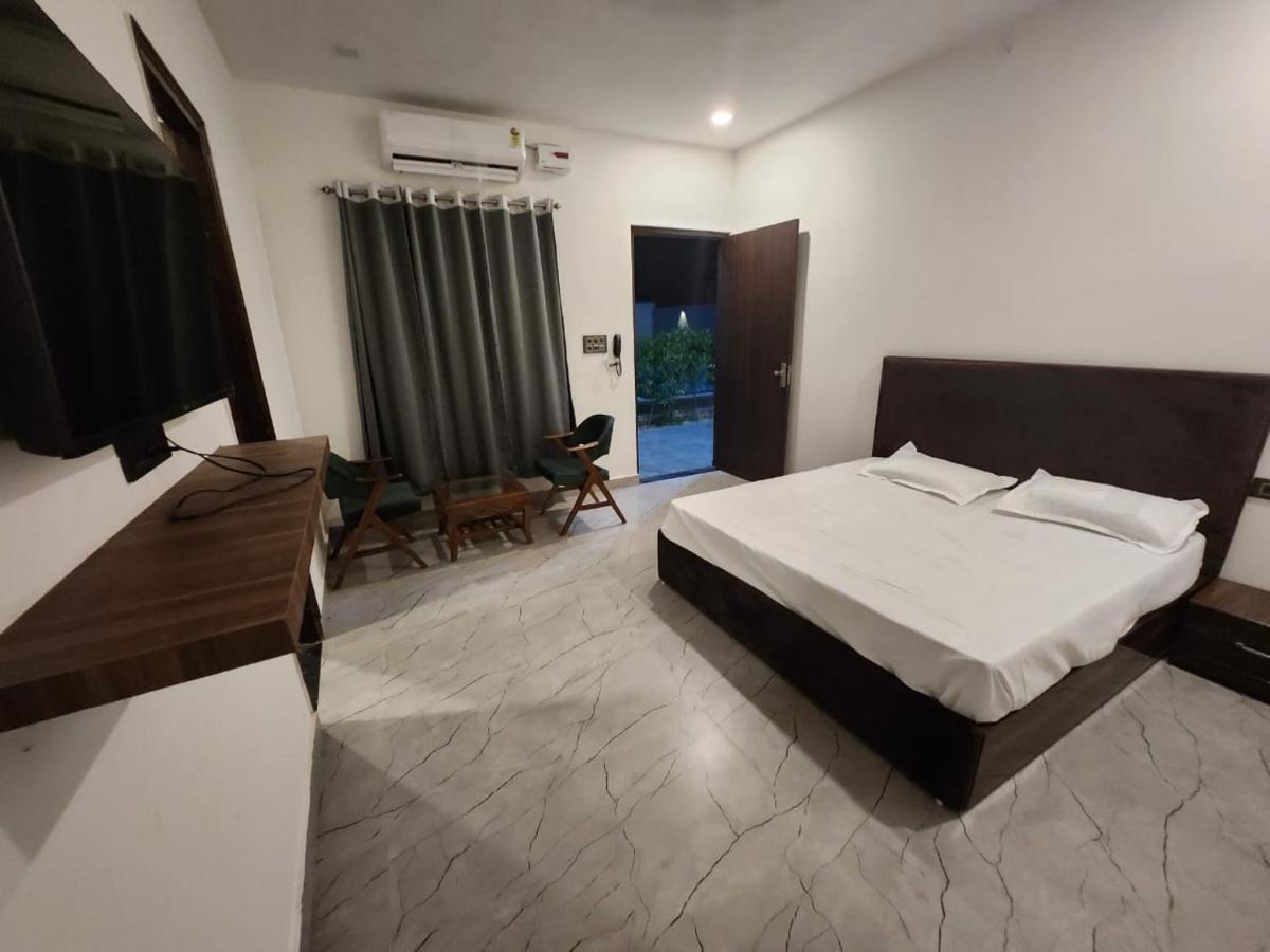 The Lagoon Samalkha Exterior photo